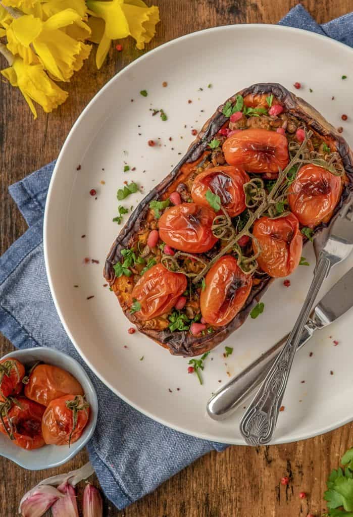This easy stuffed butternut squash is big on flavour, but easy on effort and time. Vegan, gluten-free and ready to be on the table in 45 minutes #veganrecipes #healthyrecipes #easydinnerideas #healthycooking #cleaneating #cleanrecipes #cleanevegan #cleanvegetarian