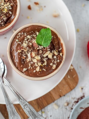 Healthy Chocolate Mousse recipe ready in 3 minutes with only 4 simple, healthy ingredients. Vegan, dairy and gluten free too. Get your spoon out now! #avocadomousse #chocolatemousse #veganchocolatemousse #healthydessert #nighttimesnack