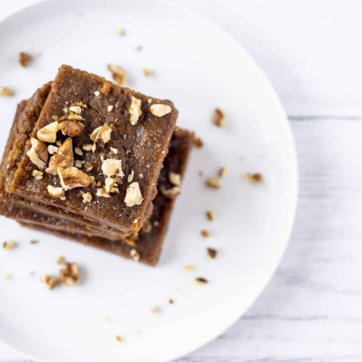 2 Ingredient Healthy Fudge Recipe. Just peanut butter and dates for this natural fudge which is the perfect treat. Vegan, and 10 minutes of prep time.