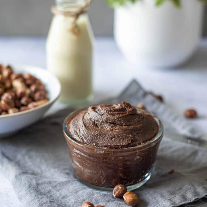 Healthy homemade Nutella recipe made with only 4 ingredients. Tastes better than shop-bought Nutella with no palm oil, or refined sugar. #vegannutella #homemadenutella #healthychocolatespread #healthychocolate #cleaneatingrecipes #cleanvegan #cleanvegeterian
