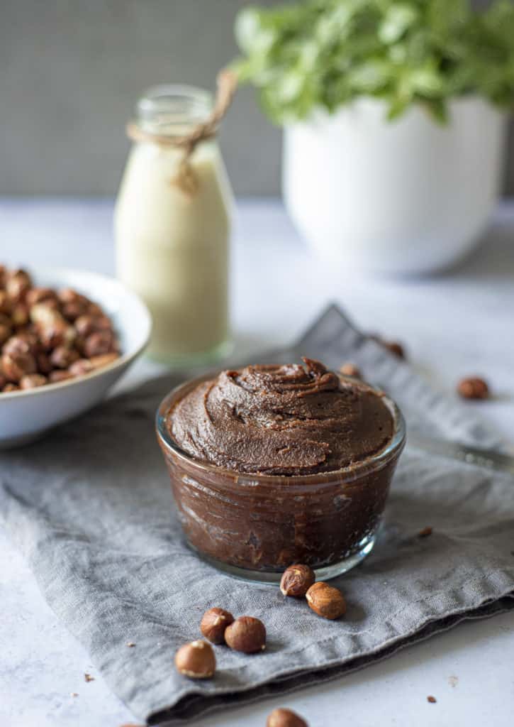 Healthy homemade Nutella recipe made with only 4 ingredients. Tastes better than shop-bought Nutella with no palm oil, or refined sugar. #vegannutella #homemadenutella #healthychocolatespread #healthychocolate #cleaneatingrecipes #cleanvegan #cleanvegeterian
