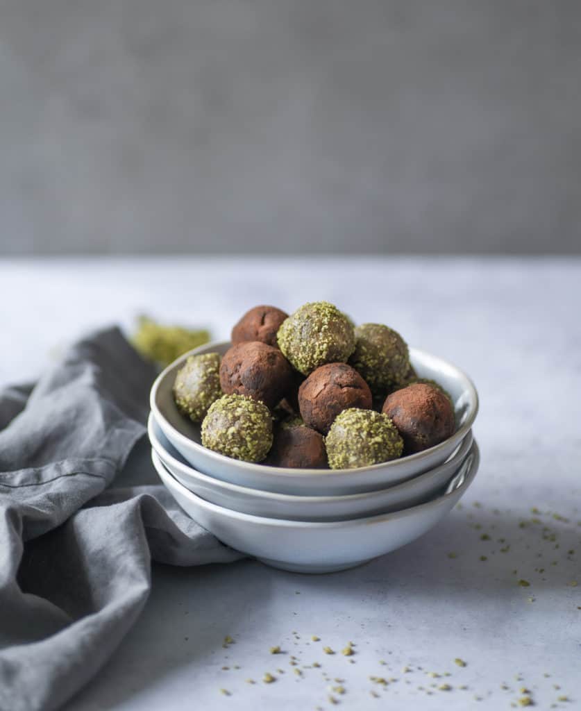 This Sports Energy Balls recipe is the perfect snack before or after run, gym or when sweets cravings hit. No-bake, gluten-free, vegan & paleo-friendly too! #healthysnacks #veganrecipes #cleaneating #cleanrecipes #energyballs #energybites