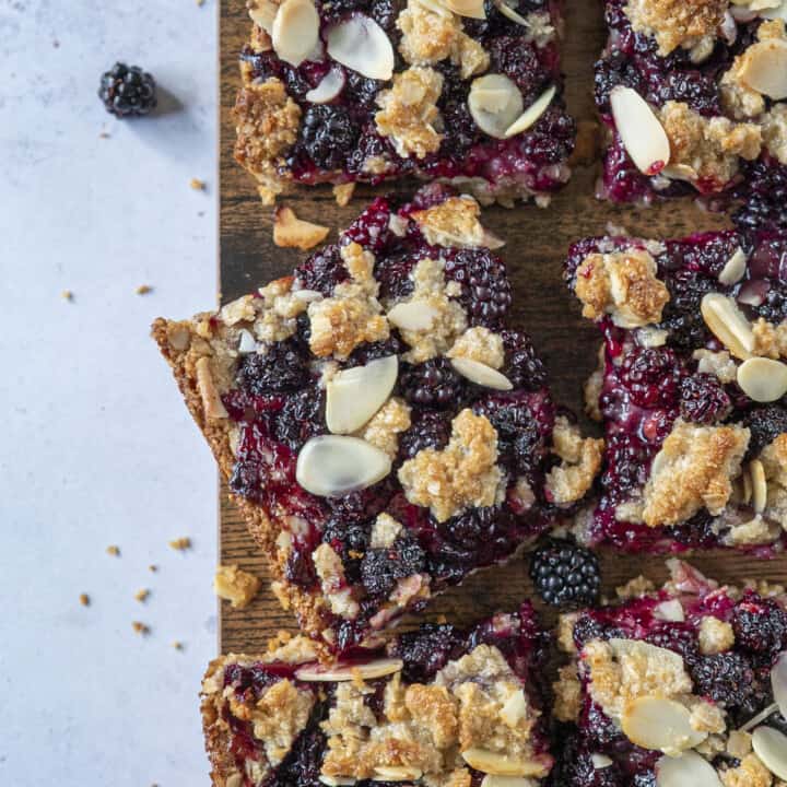 Blackberry crumble bars recipe made healthy with blackberries, oats, ground almonds, coconut oil and other good-for-you ingredients. Vegan & Gluten Free #healthyrecipes #cleaneating #cleanrecipes #seasonalrecipes #glutenfreetreats #vegandessert