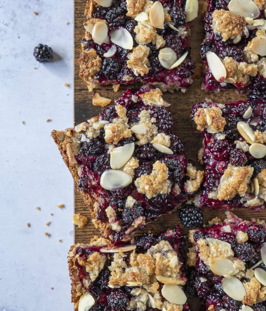 Blackberry crumble bars recipe made healthy with blackberries, oats, ground almonds, coconut oil and other good-for-you ingredients. Vegan & Gluten Free #healthyrecipes #cleaneating #cleanrecipes #seasonalrecipes #glutenfreetreats #vegandessert