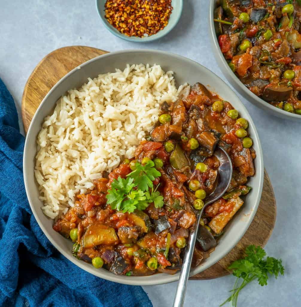 Healthy vegetable stew recipe which is easy to make and full of flavour. Comforting, hearty and ready in 30 minutes! Get your 5-a-day in with 1 meal #cleaneating #healthydinner #healthylunchideas #veganrecipes #plantbaseddiet #healthyfood #easyrecipes