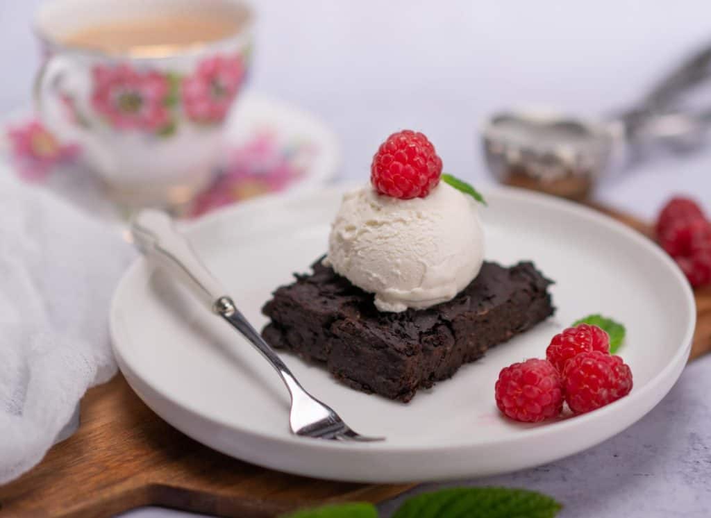 Healthy black bean brownies! With fudgy middle and rich chocolate flavour, these homemade brownies are the best. Naturally vegan and gluten free #veganbrownies #chocolatebrownies #blackbeanbrownies #easyrecipes #cleaneating #healthydesserts #vegandesserts