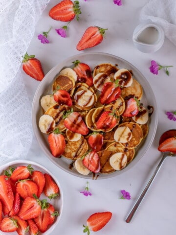 Easy healthy pancake cereal recipe for the whole family. Fluffy, satisfying and vegan! #pancakecereal #veganbreakfast #cleanbreakfast #speltpancakes #healthybreakfast