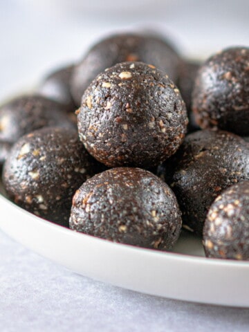 Healthy chocolate brownie balls packed with goodness and full of rich chocolate flavour. Only 5 ingredients and a good blender required #chocolaterecipes #veganrecipes #veganrecipe #plantbasedtreats #healthyeating #energyballs #blissballs #cleaneatingrecipe #cleaneating