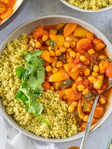 Healthy and quick tagine packed with veggies, spices and apricots . Full of flavour, great texture and all done in one pot in 30 mins. #plantbased #veganmeals #vegantagine #healthydinner #healthymeal