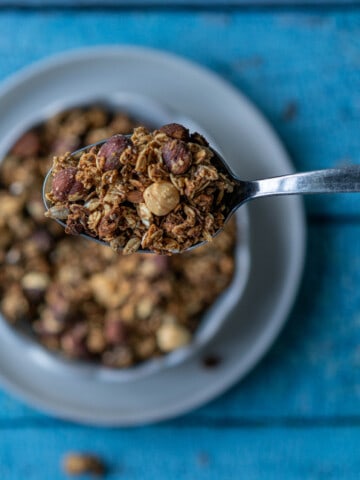 Looking for a healthy granola? Here is Rollagranola review and 4 recipes using granola. Vegan, Gluten-Free and no added sugar.