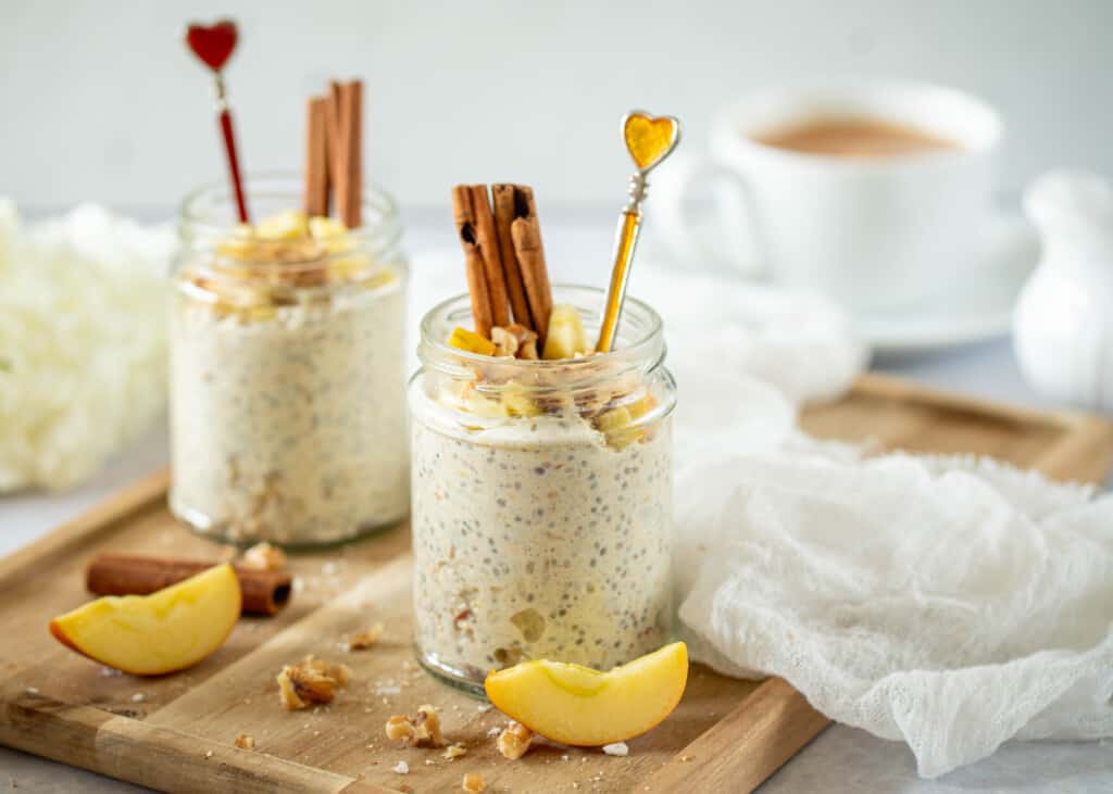 Amazing apple pie overnight oats that taste like an apple pie. You’ll love these quick and easy overnight oats made with oats, apple, cinnamon, yoghurt and chia seeds for an extra boost of protein! These oats can be enjoyed chilled, warmed, and on-the-go.