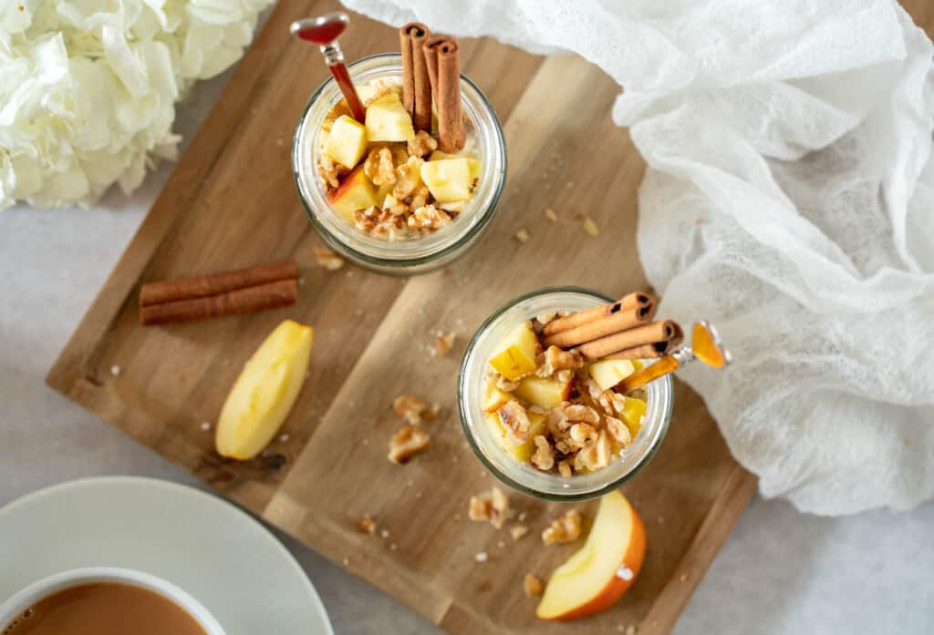 Amazing apple pie overnight oats that taste like an apple pie. You’ll love these quick and easy overnight oats made with oats, apple, cinnamon, yoghurt and chia seeds for an extra boost of protein! These oats can be enjoyed chilled, warmed, and on-the-go.