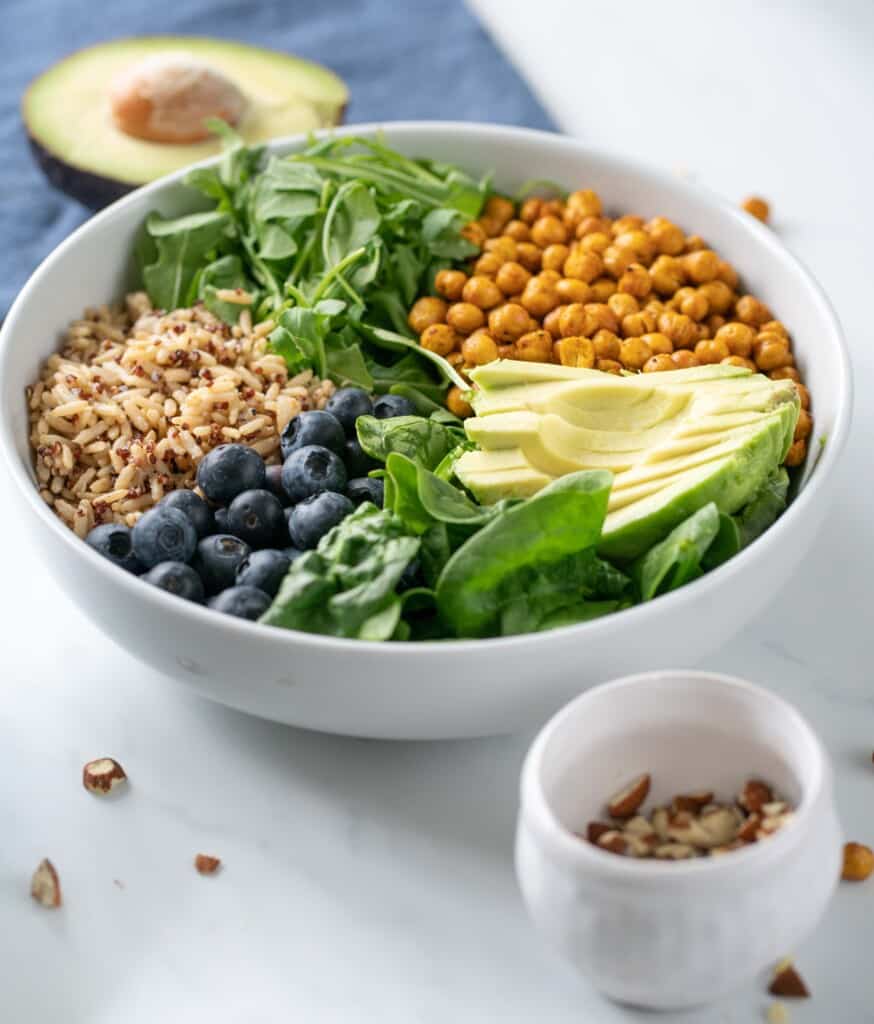 The best Blueberry, Quinoa and Avocado salad made with fresh, healthy ingredients! Crispy chickpeas, creamy avocado, filling quinoa , sweet bluberries and more to make it delicious.