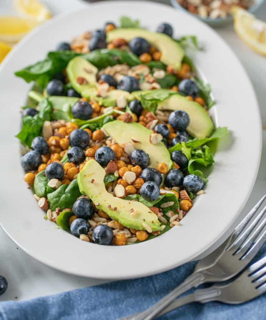 The best Blueberry, Quinoa and Avocado salad made with fresh, healthy ingredients! Crispy chickpeas, creamy avocado, filling quinoa , sweet bluberries and more to make it delicious.