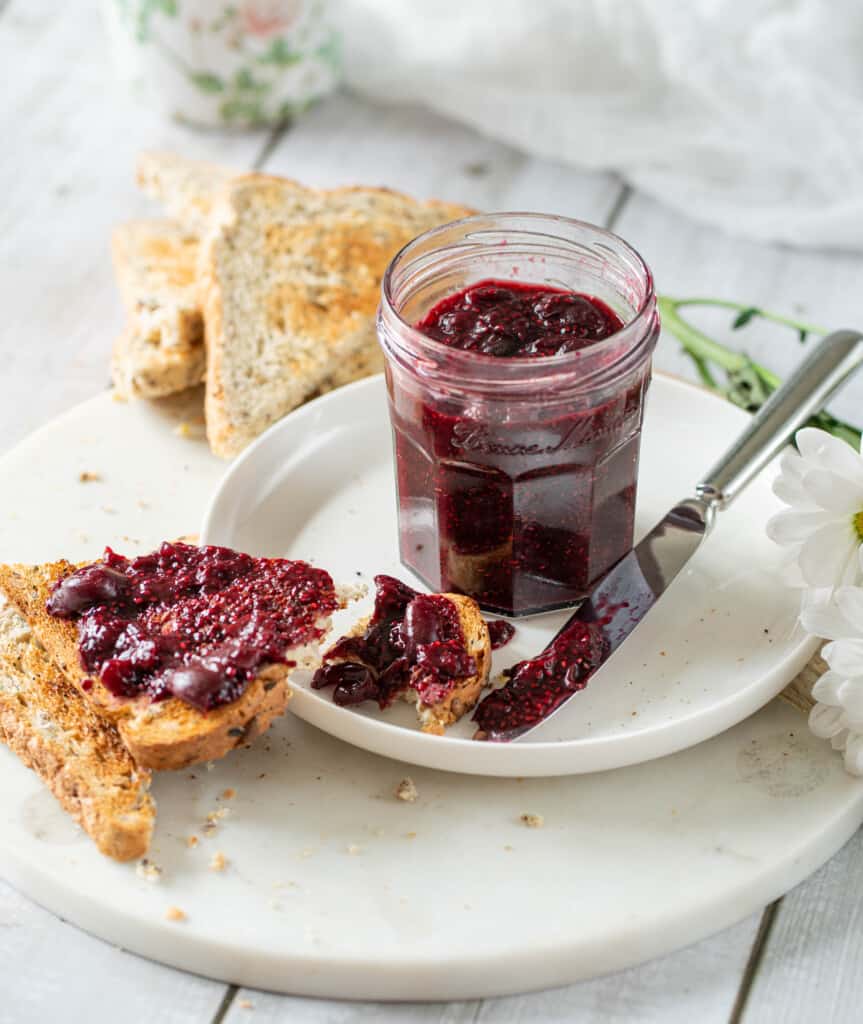 This Easy Chia Jam is the best jam ever. You only need 2 ingredients, and a pot. Works with every fruit, ready in 10 minutes. Naturally vegan, gluten-free and no sugar added !
