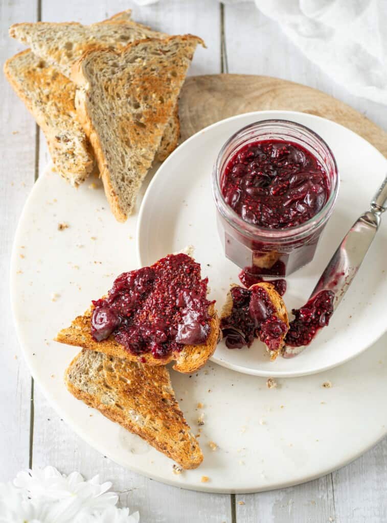This Easy Chia Jam is the best jam ever. You only need 2 ingredients, and a pot. Works with every fruit, ready in 10 minutes. Naturally vegan, gluten-free and no sugar added !