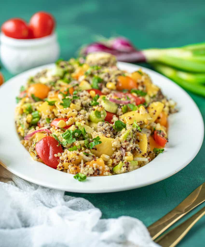 Grilled Corn Quinoa Salad recipe which comes together in just 30 minutes! It's filling, fresh and packed with delicious flavours and textures. It tastes even better the next day, so make a double batch. 