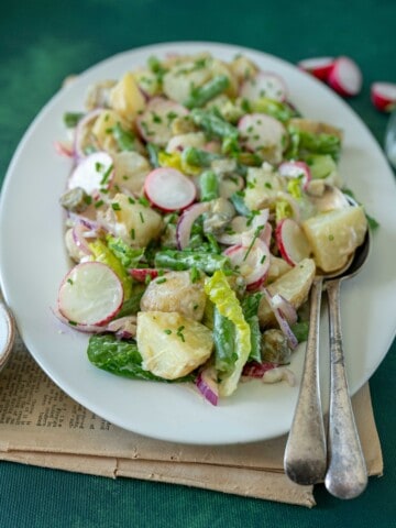 Healthy potato salad recipe made with no mayonnaise only plant-based yoghurt dressing and loads of fresh veggies. Vegan and gluten-free