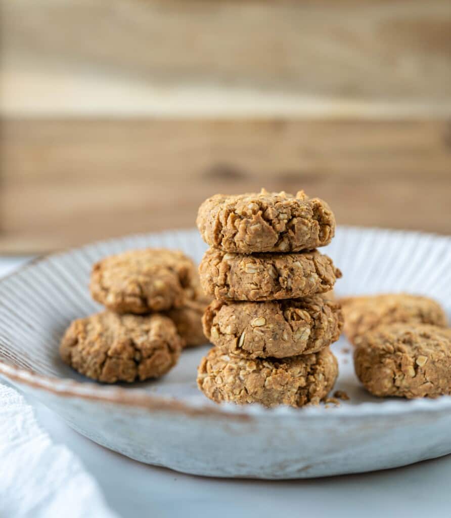 These Oat Peanut Butter Cookies are the perfect healthy recipe for a grab-n-go breakfast.These are naturally vegan, gluten-free and made with only 2 tablespoons of maple syrup. 