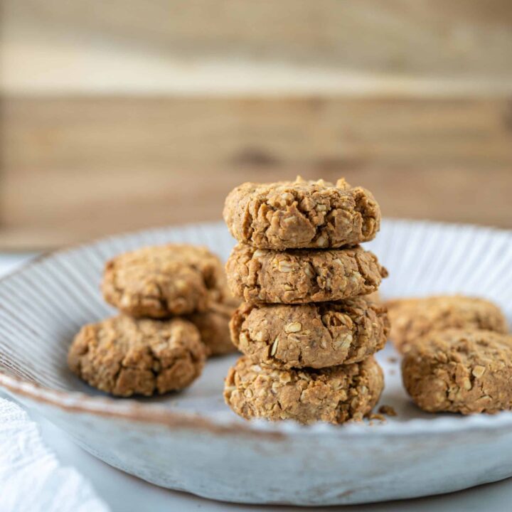 These Oat Peanut Butter Cookies are the perfect healthy recipe for a grab-n-go breakfast.These are naturally vegan, gluten-free and made with only 2 tablespoons of maple syrup. 