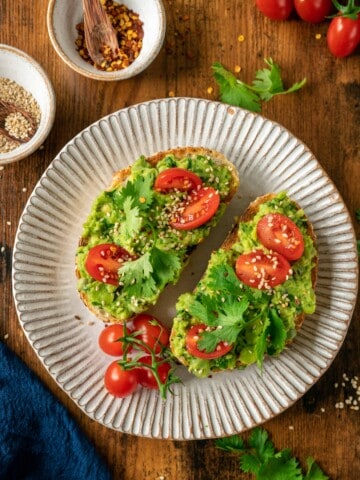 Smashed Broad Beans Avocado on Toast is a quick, easy and delicious brunch, snack, lunch or dinner idea ready in 15 minutes. Naturally vegan, healthy and seasonal.